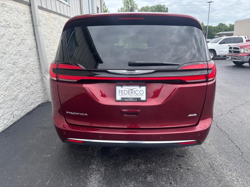 Chrysler Pacifica Vehicle Full-screen Gallery Image 04