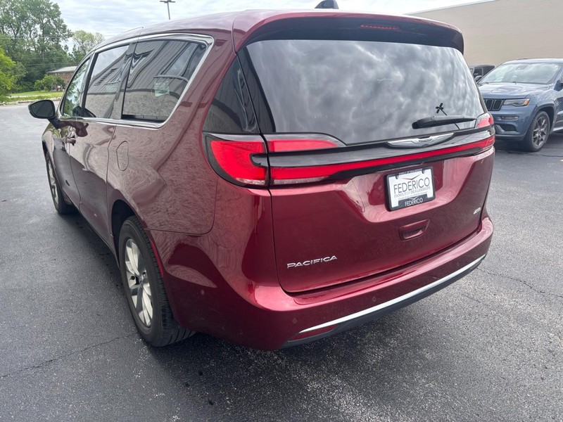 Chrysler Pacifica Vehicle Full-screen Gallery Image 05