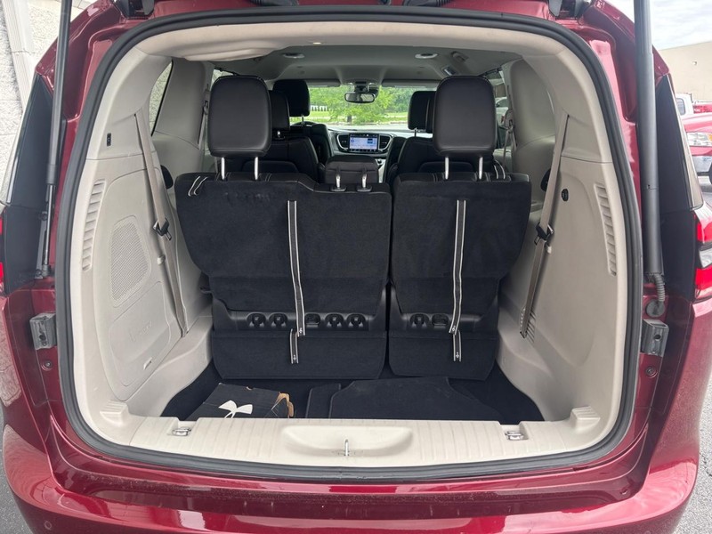 Chrysler Pacifica Vehicle Full-screen Gallery Image 06