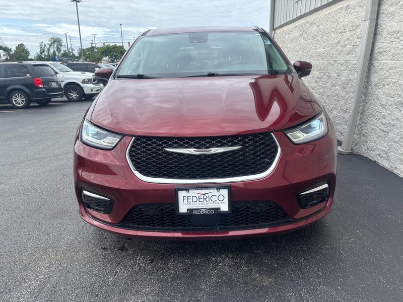 Chrysler Pacifica Vehicle Full-screen Gallery Image 08