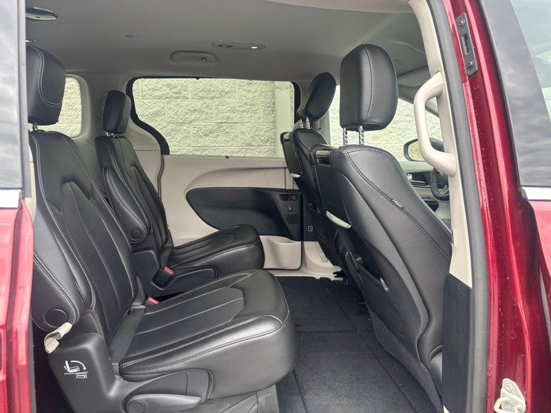 Chrysler Pacifica Vehicle Full-screen Gallery Image 09