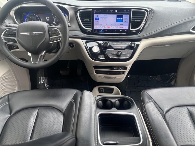 Chrysler Pacifica Vehicle Full-screen Gallery Image 11