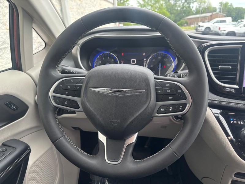 Chrysler Pacifica Vehicle Full-screen Gallery Image 12