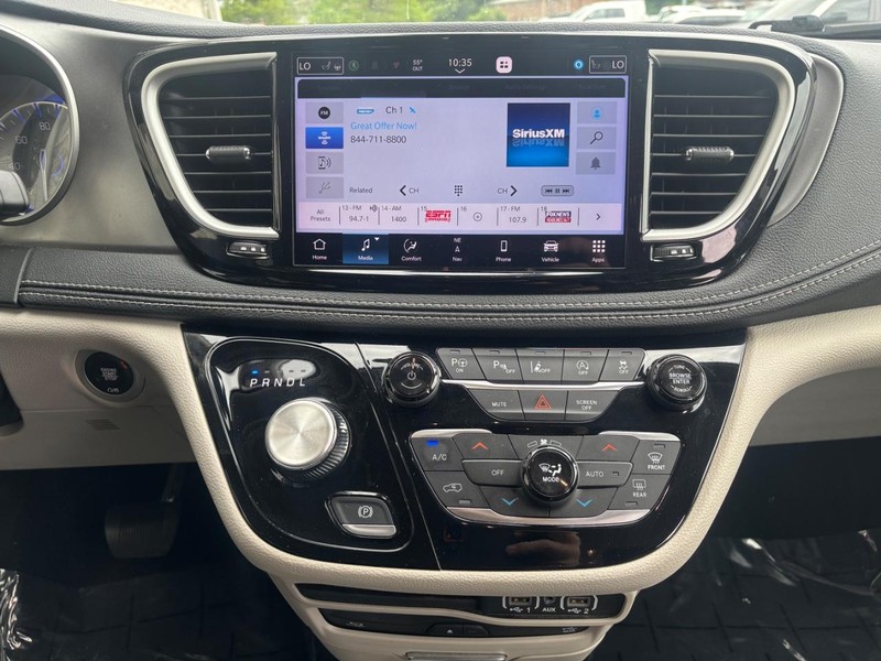 Chrysler Pacifica Vehicle Full-screen Gallery Image 13