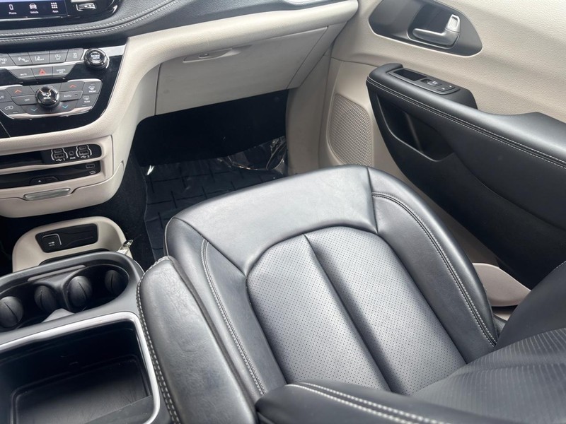 Chrysler Pacifica Vehicle Full-screen Gallery Image 14