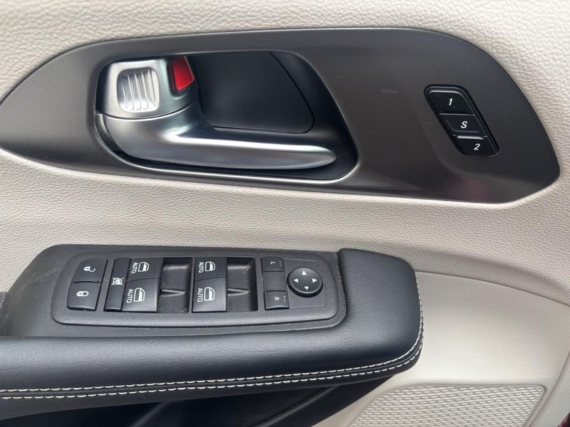 Chrysler Pacifica Vehicle Full-screen Gallery Image 15