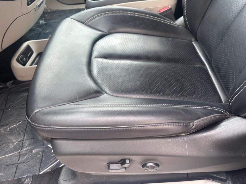 Chrysler Pacifica Vehicle Full-screen Gallery Image 16