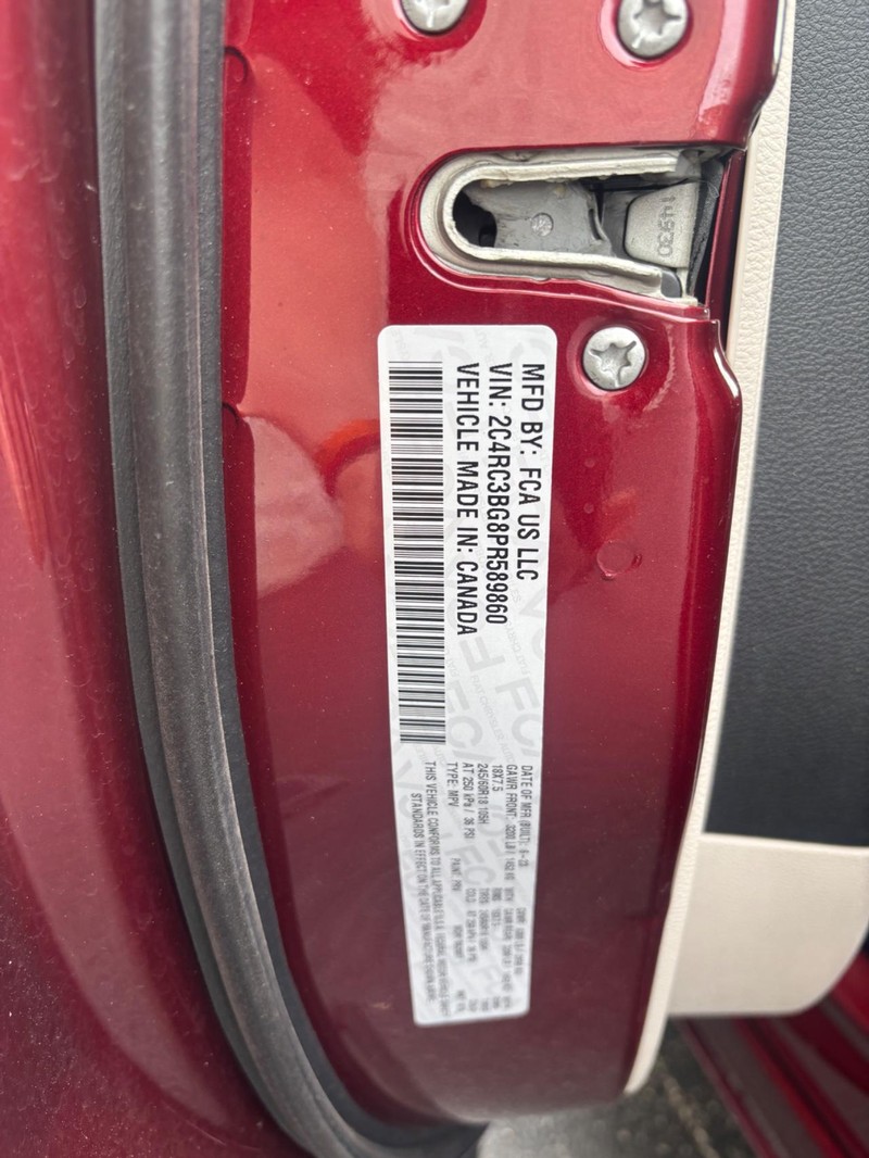 Chrysler Pacifica Vehicle Full-screen Gallery Image 17