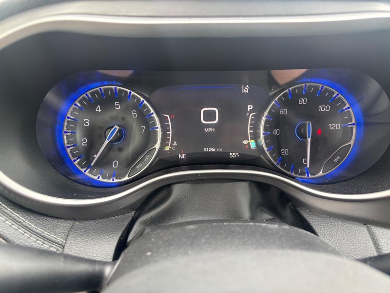 Chrysler Pacifica Vehicle Full-screen Gallery Image 18
