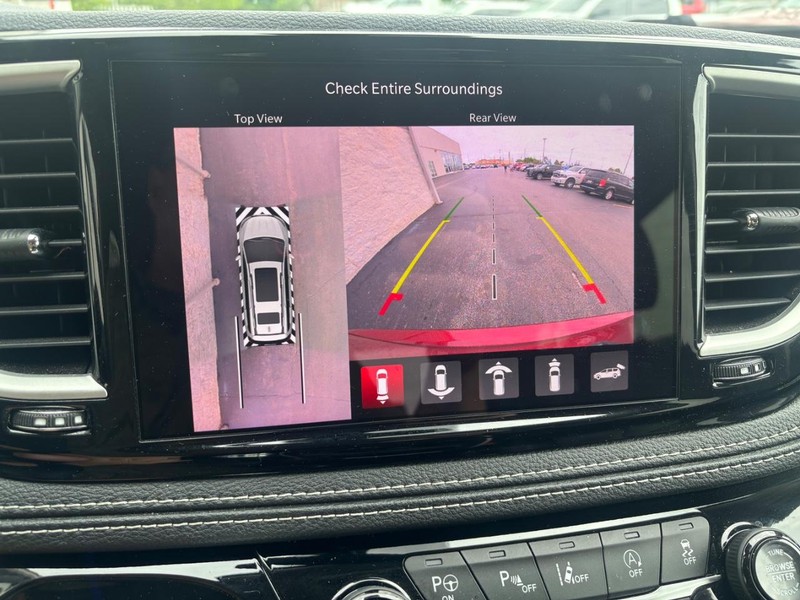 Chrysler Pacifica Vehicle Full-screen Gallery Image 20