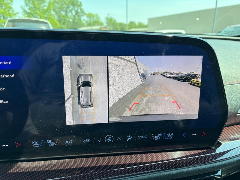 Chevrolet Traverse Vehicle Full-screen Gallery Image 18
