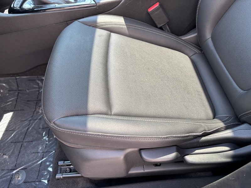 Buick Encore GX Vehicle Full-screen Gallery Image 15