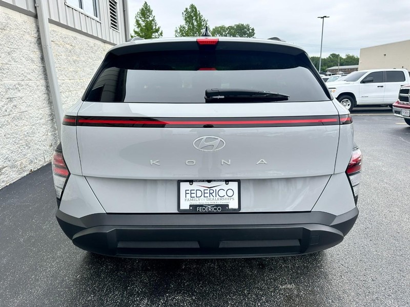 Hyundai Kona Vehicle Full-screen Gallery Image 04