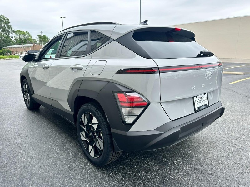 Hyundai Kona Vehicle Full-screen Gallery Image 06