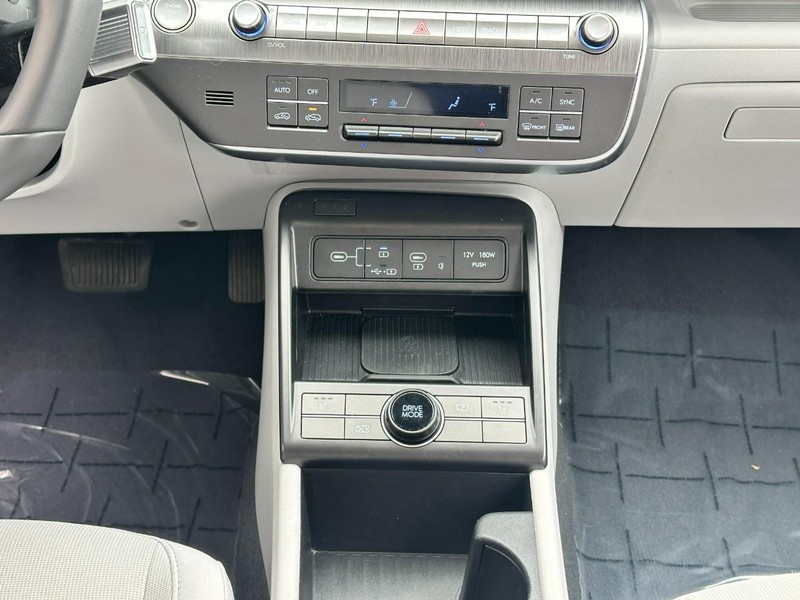 Hyundai Kona Vehicle Full-screen Gallery Image 14