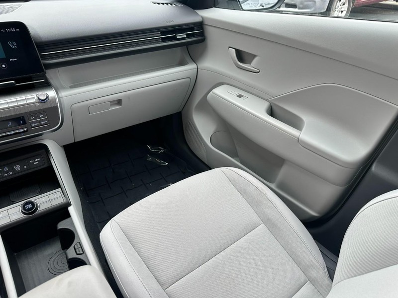 Hyundai Kona Vehicle Full-screen Gallery Image 15