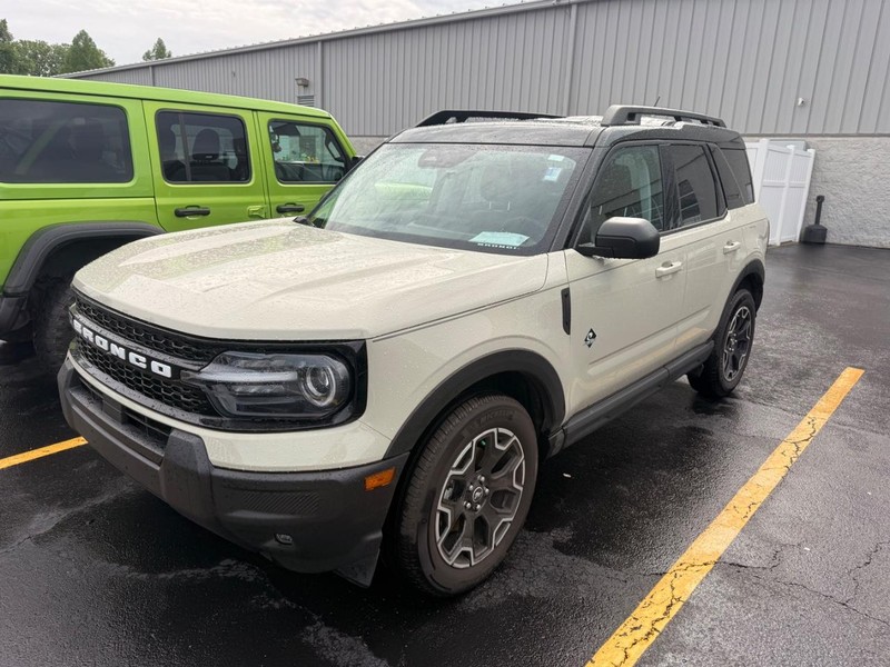Ford Bronco Sport Vehicle Full-screen Gallery Image 02