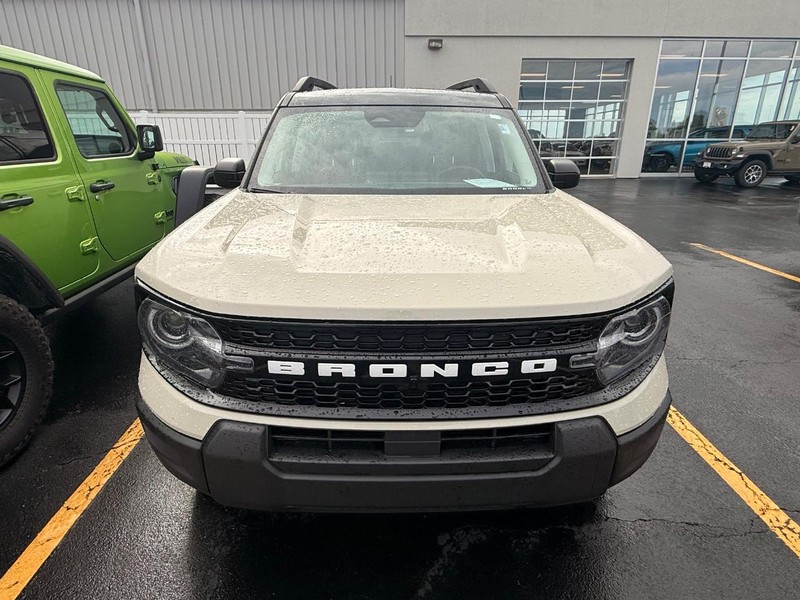 Ford Bronco Sport Vehicle Full-screen Gallery Image 03