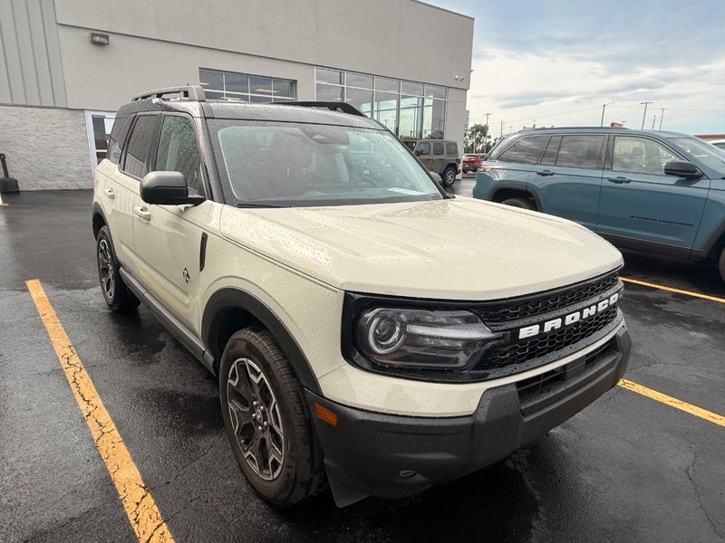 Ford Bronco Sport Vehicle Full-screen Gallery Image 04