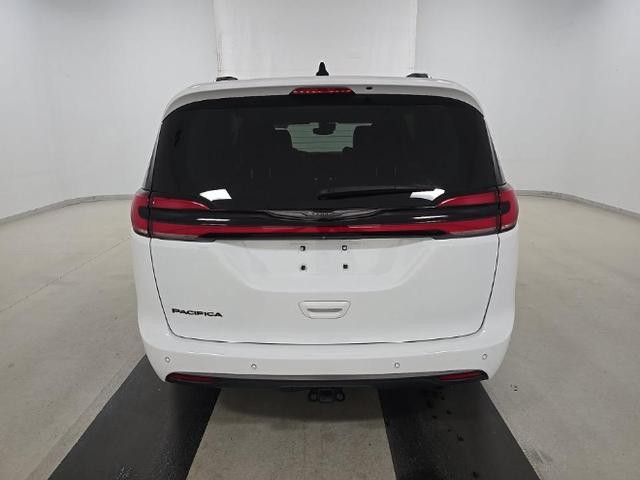 Chrysler Pacifica Vehicle Full-screen Gallery Image 04