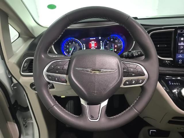 Chrysler Pacifica Vehicle Full-screen Gallery Image 07