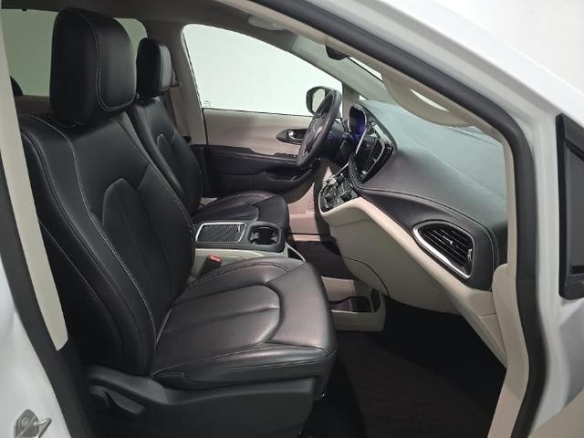 Chrysler Pacifica Vehicle Full-screen Gallery Image 08