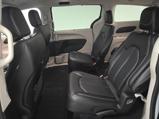 Chrysler Pacifica Vehicle Full-screen Gallery Image 09