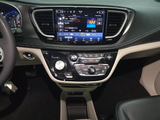 Chrysler Pacifica Vehicle Full-screen Gallery Image 10