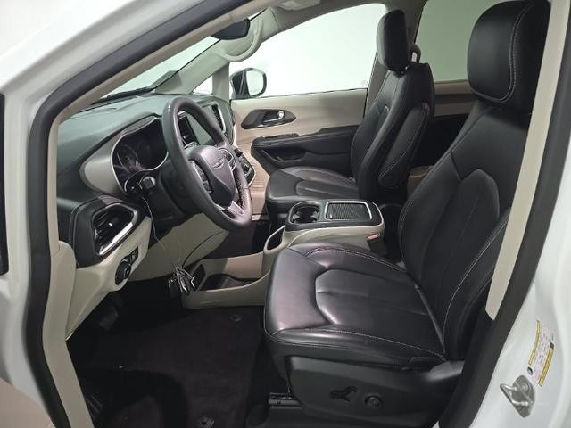 Chrysler Pacifica Vehicle Full-screen Gallery Image 11