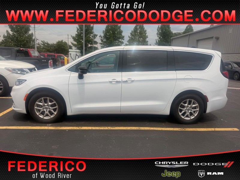 Chrysler Pacifica Vehicle Full-screen Gallery Image 01