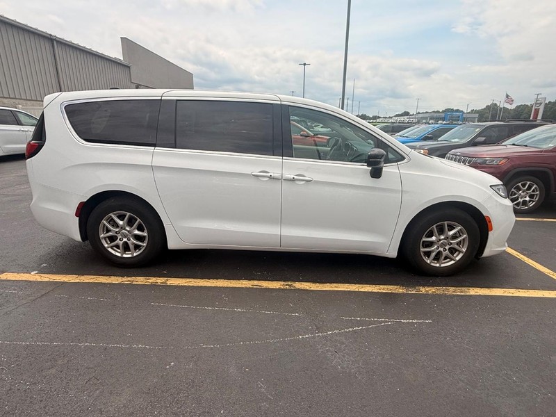 Chrysler Pacifica Vehicle Full-screen Gallery Image 05
