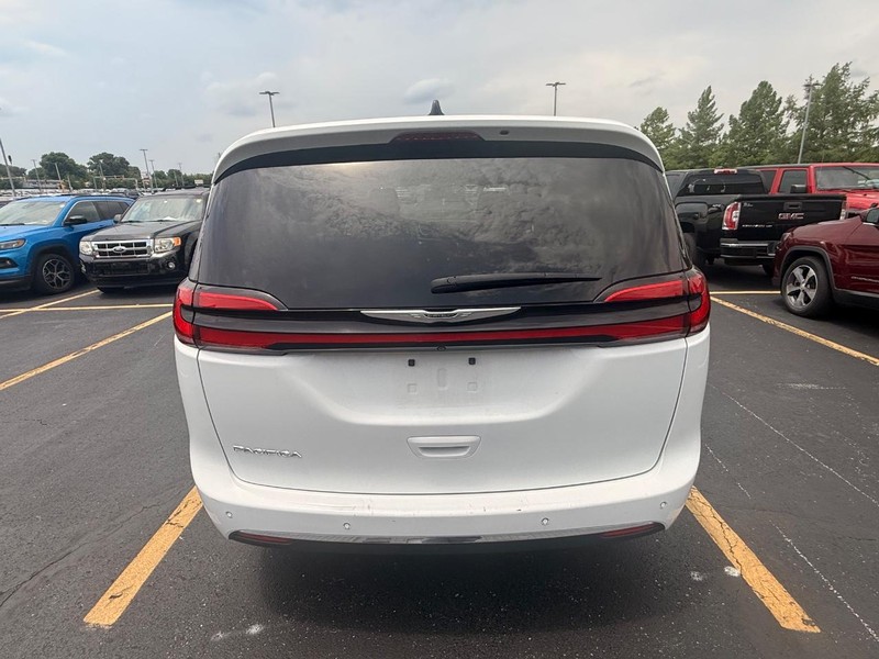 Chrysler Pacifica Vehicle Full-screen Gallery Image 06
