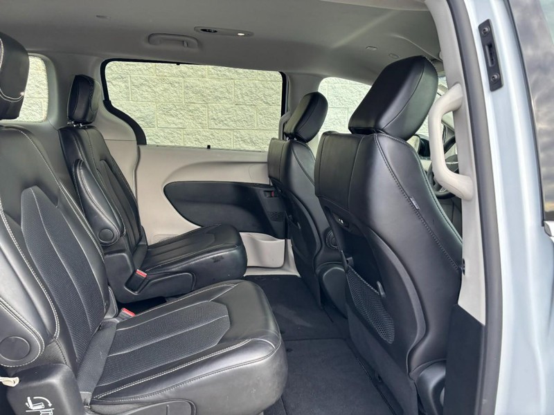 Chrysler Pacifica Vehicle Full-screen Gallery Image 09