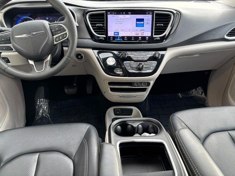 Chrysler Pacifica Vehicle Full-screen Gallery Image 10