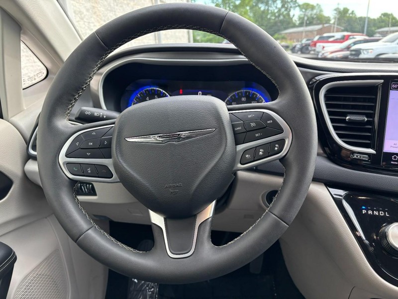 Chrysler Pacifica Vehicle Full-screen Gallery Image 11