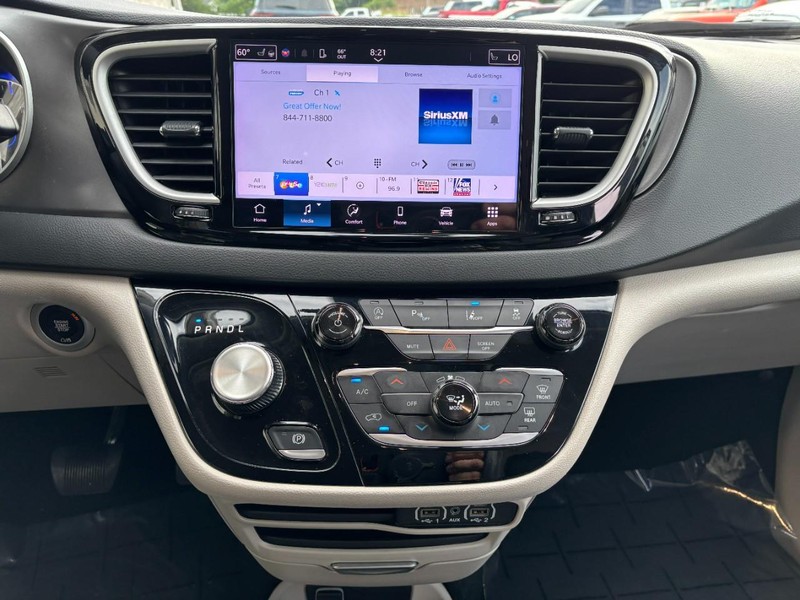 Chrysler Pacifica Vehicle Full-screen Gallery Image 12