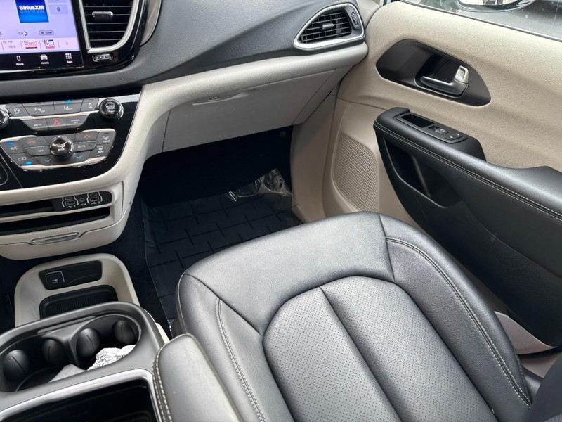 Chrysler Pacifica Vehicle Full-screen Gallery Image 13