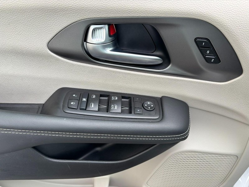 Chrysler Pacifica Vehicle Full-screen Gallery Image 14