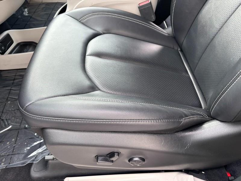 Chrysler Pacifica Vehicle Full-screen Gallery Image 15