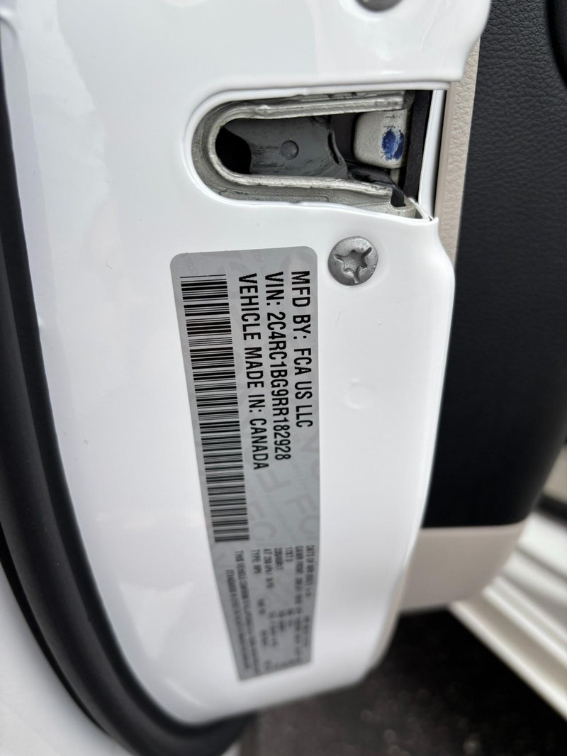 Chrysler Pacifica Vehicle Full-screen Gallery Image 16