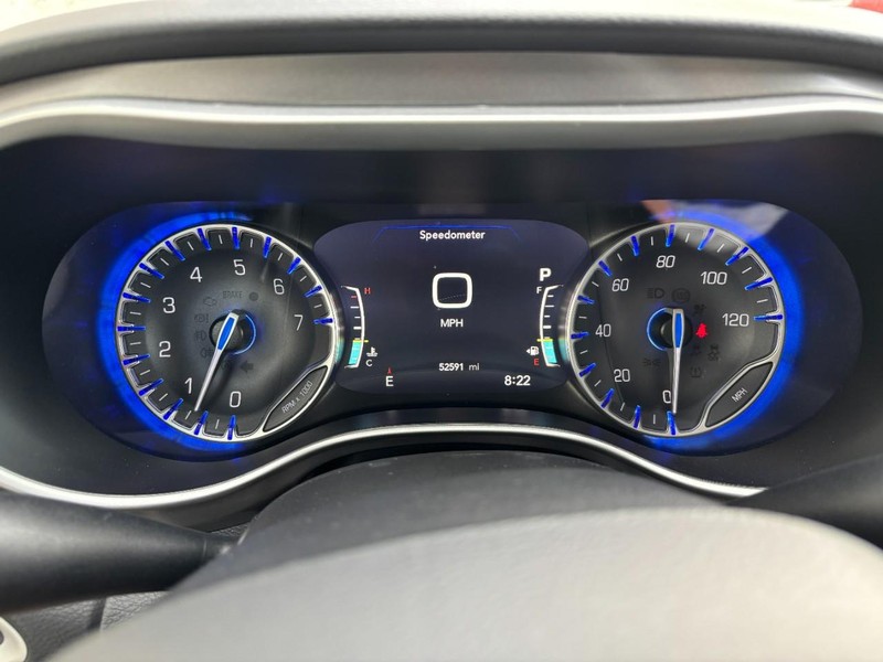 Chrysler Pacifica Vehicle Full-screen Gallery Image 17