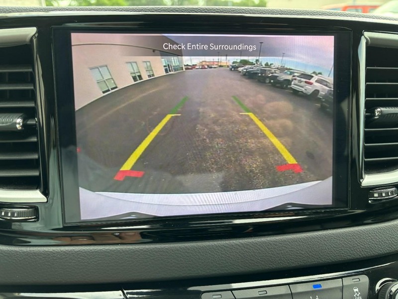 Chrysler Pacifica Vehicle Full-screen Gallery Image 18