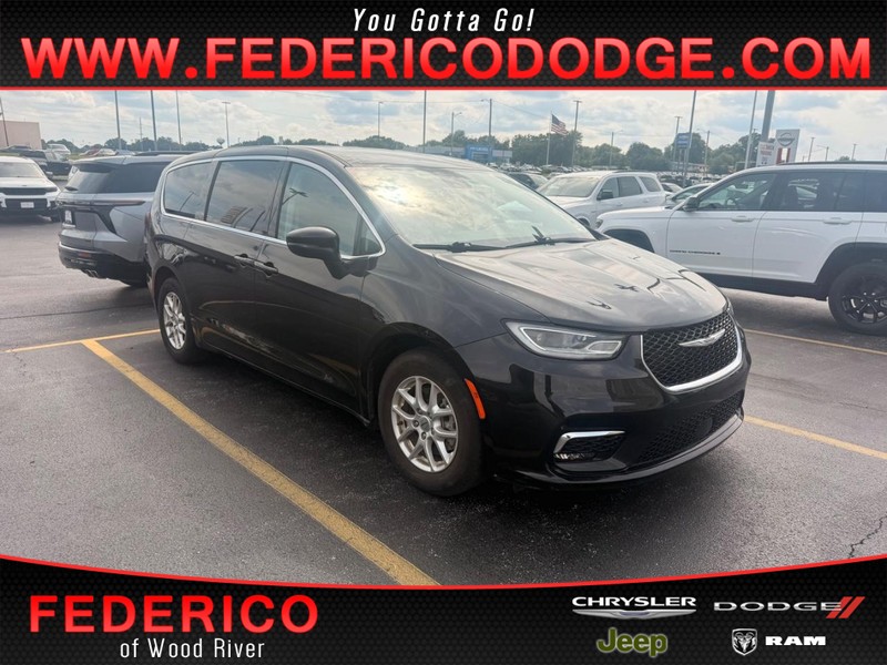 Chrysler Pacifica Vehicle Full-screen Gallery Image 01