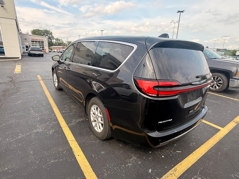 Chrysler Pacifica Vehicle Full-screen Gallery Image 04