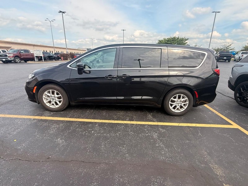 Chrysler Pacifica Vehicle Full-screen Gallery Image 05