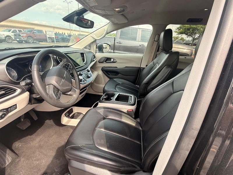 Chrysler Pacifica Vehicle Full-screen Gallery Image 07