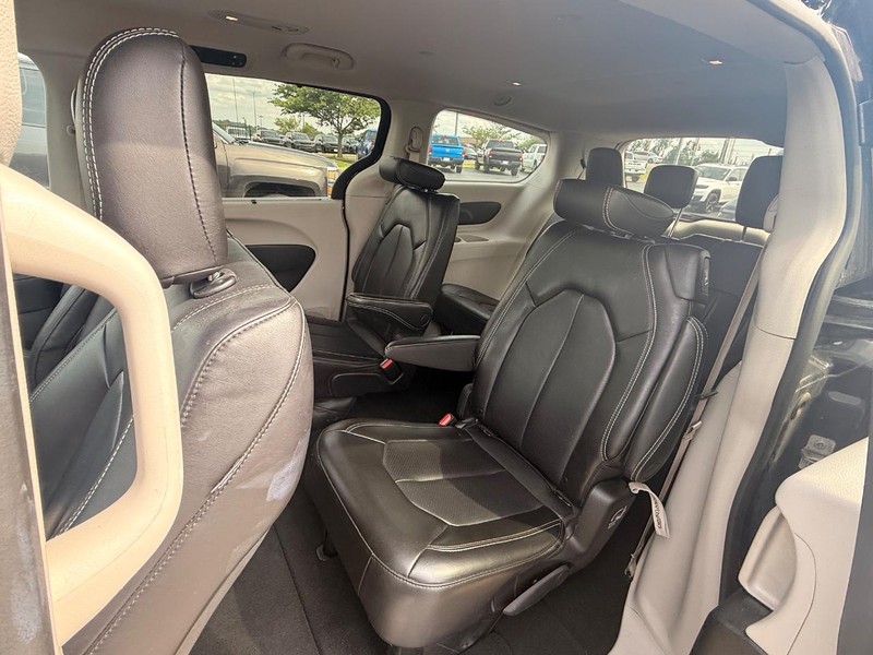 Chrysler Pacifica Vehicle Full-screen Gallery Image 08