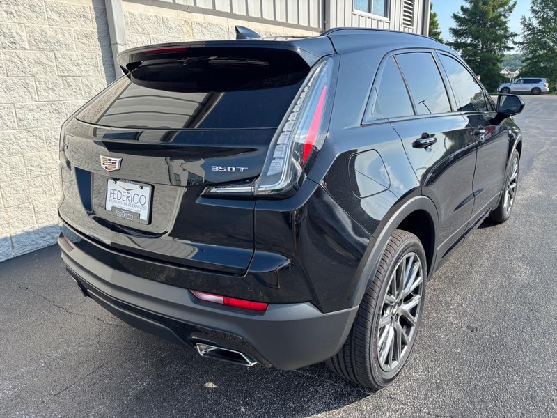 Cadillac XT4 Vehicle Full-screen Gallery Image 03