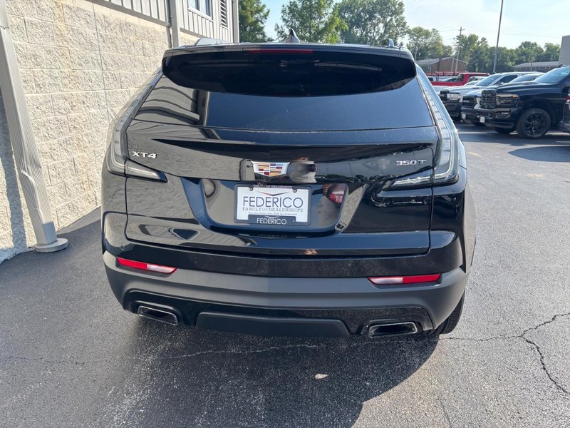 Cadillac XT4 Vehicle Full-screen Gallery Image 04