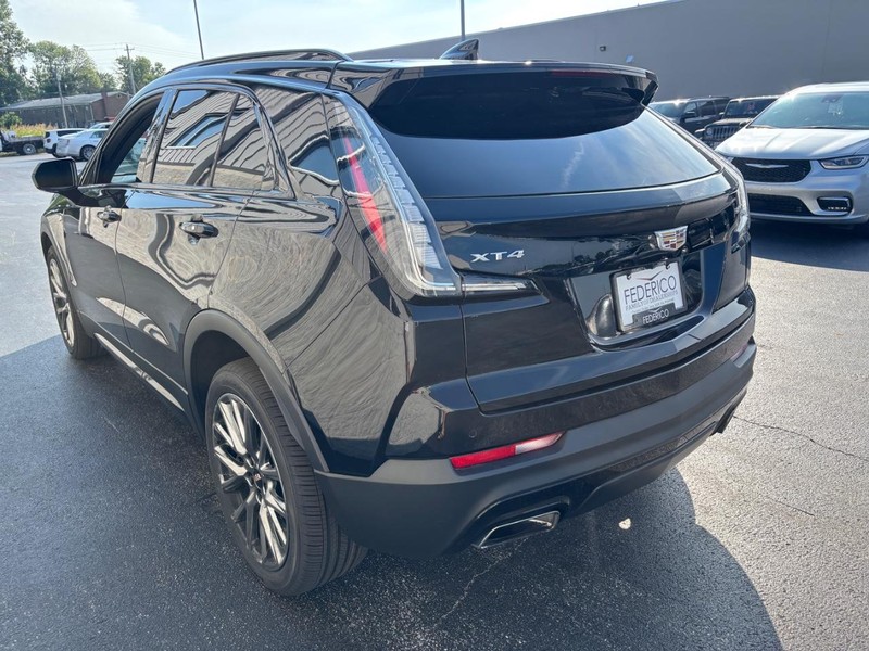 Cadillac XT4 Vehicle Full-screen Gallery Image 05